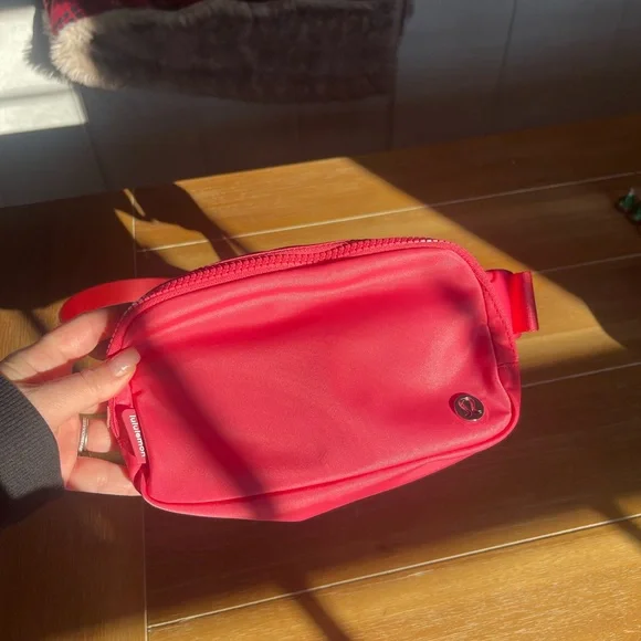 Lululemon Everywhere Belt Bag 1L in Glaze Pink - Picture 4 of 4